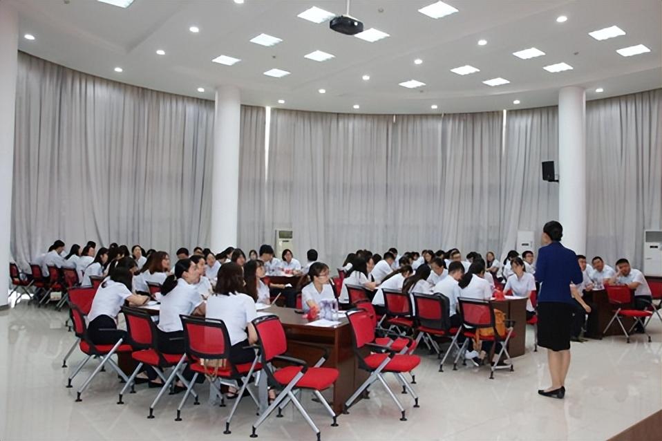 汇报总被打断？金字塔原理3层结构破局之道
