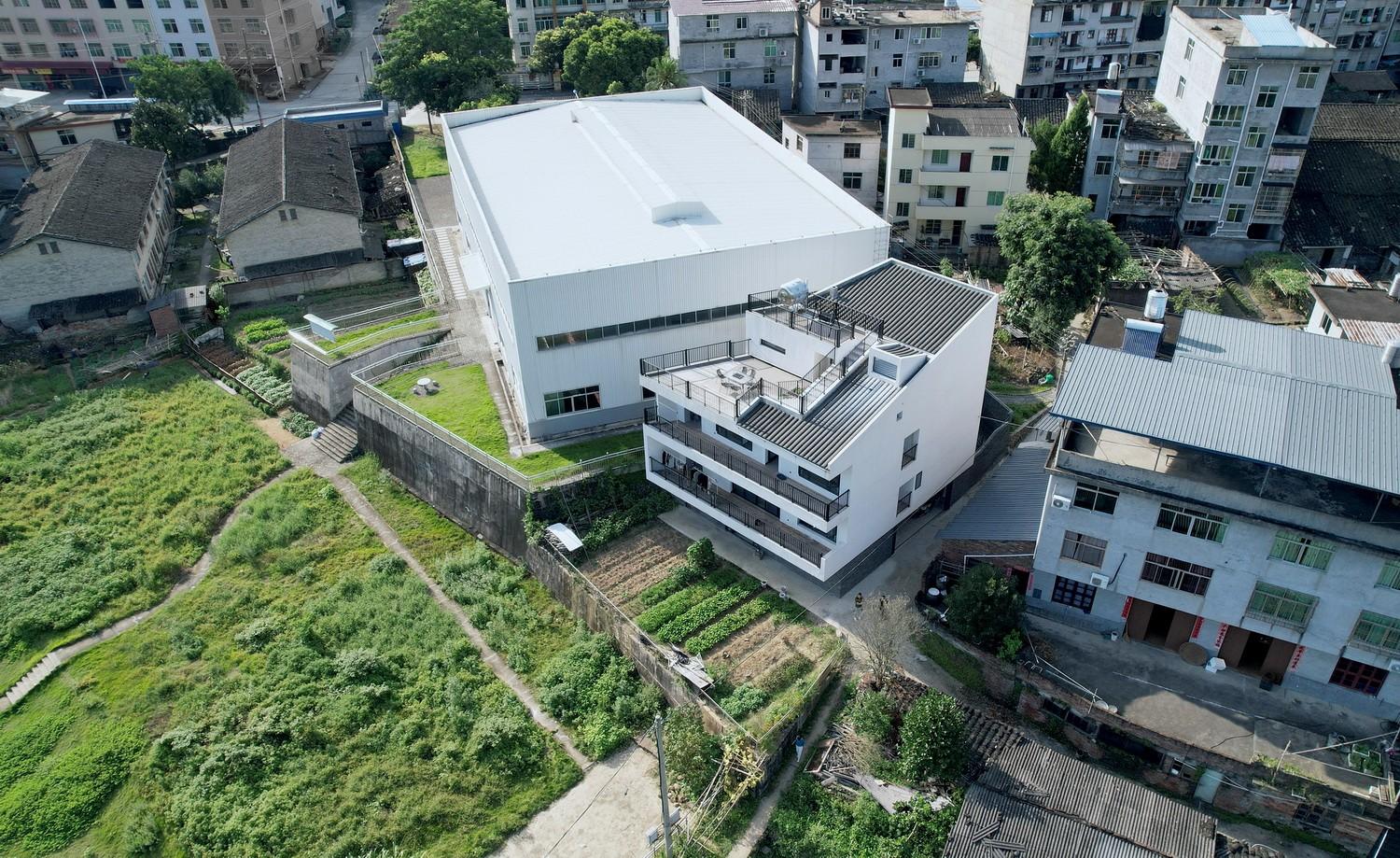 复合隔热新维度，屋顶绿化-架空层-反射涂料的系统实践